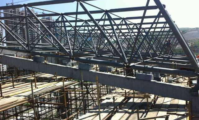 盘锦简述网架公司的黑色压型钢板的吊装步履